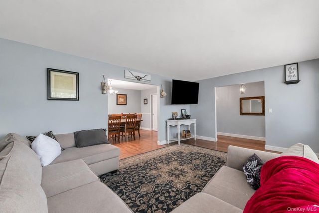 55 Riverview Court, Oakdale, NY 11769