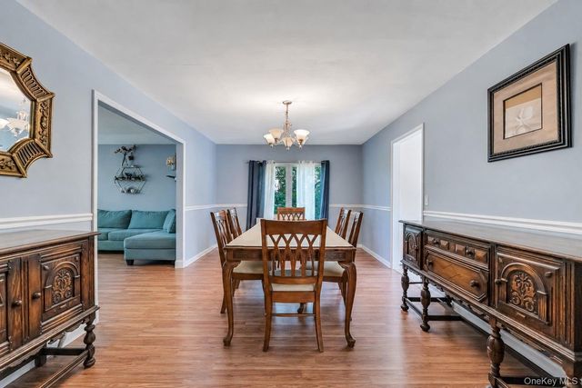 55 Riverview Court, Oakdale, NY 11769