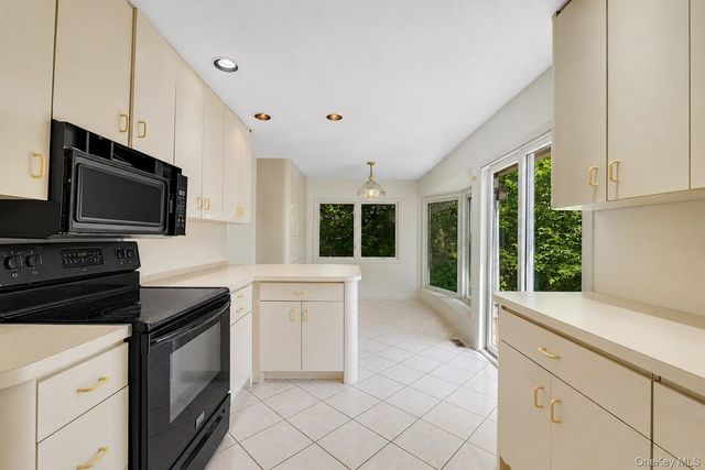 55 Riverview Court, Oakdale, NY 11769