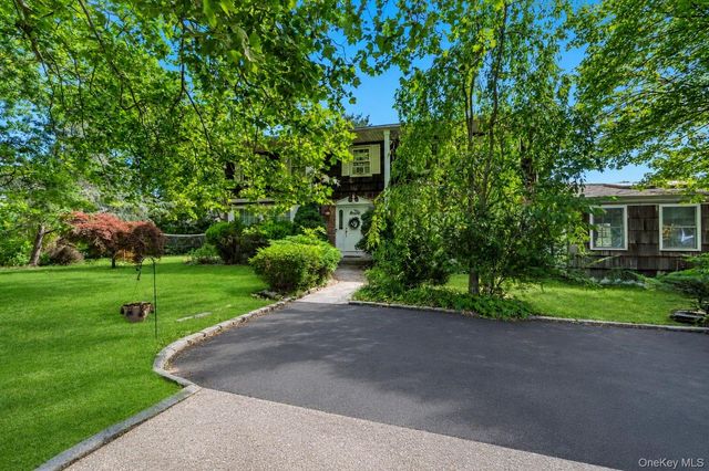 55 Riverview Court, Oakdale, NY 11769