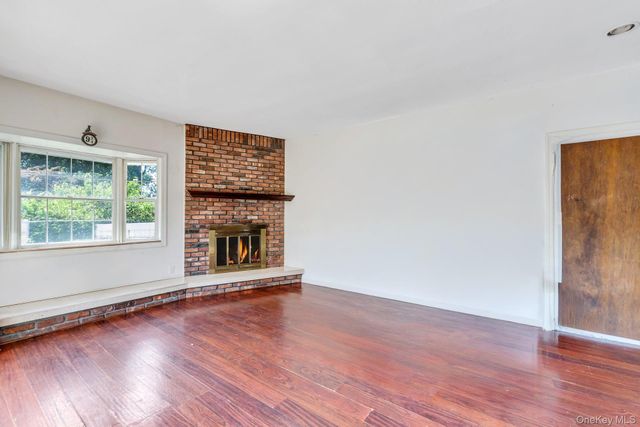 55 Riverview Court, Oakdale, NY 11769