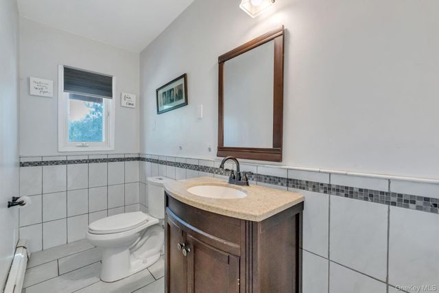 55 Riverview Court, Oakdale, NY 11769