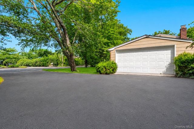 55 Riverview Court, Oakdale, NY 11769