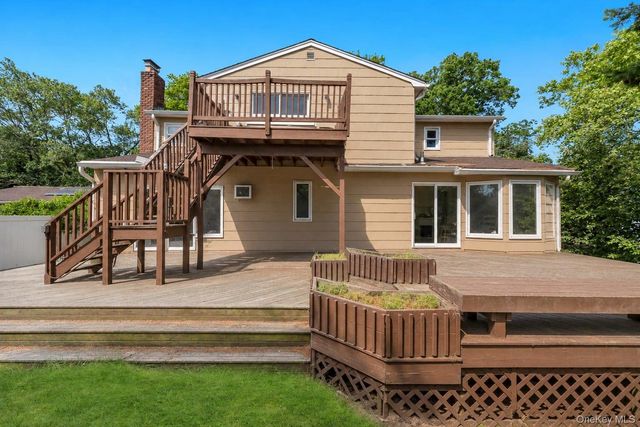 55 Riverview Court, Oakdale, NY 11769