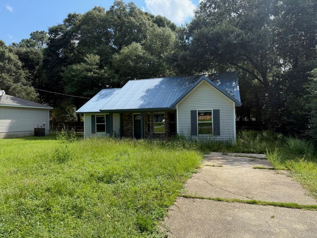 5809 Pinecrest Road Road, Crestview, FL 32539