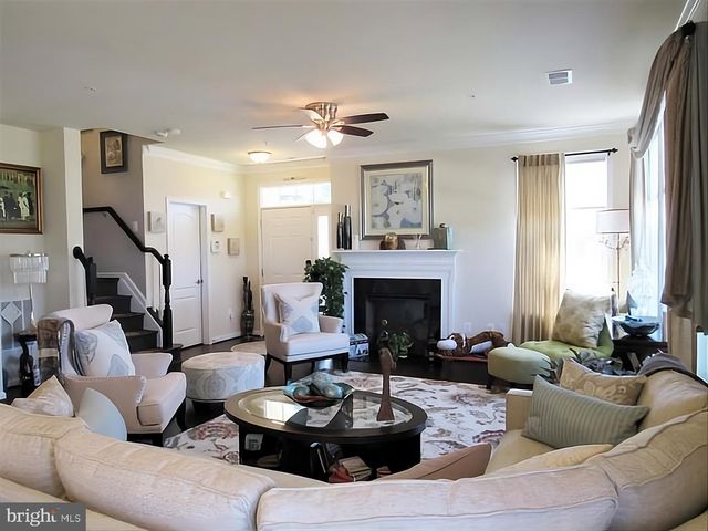 42581 SUNSET SQ, Ashburn, VA 20148