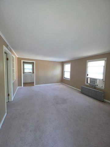 211 Edwards Avenue 2, West Dundee, IL 60118