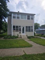 211 Edwards Avenue 2, West Dundee, IL 60118