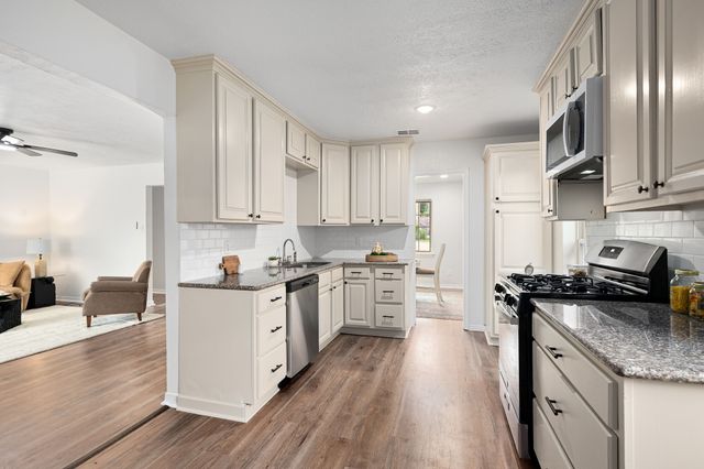 813 Chevy Chase Drive, Garland, TX 75043
