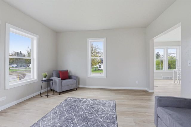 1602 S DIVISION STREET, New London, WI 54961