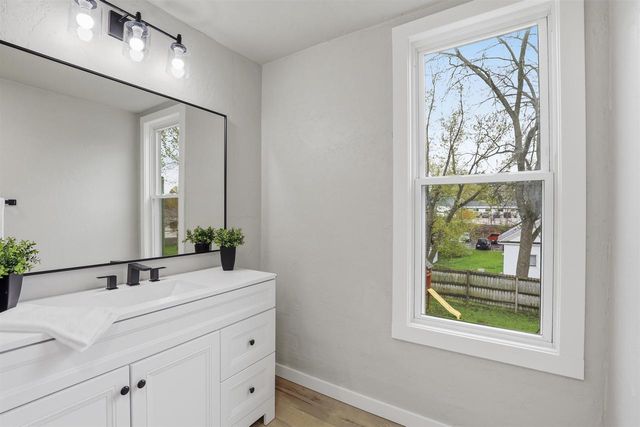 1602 S DIVISION STREET, New London, WI 54961