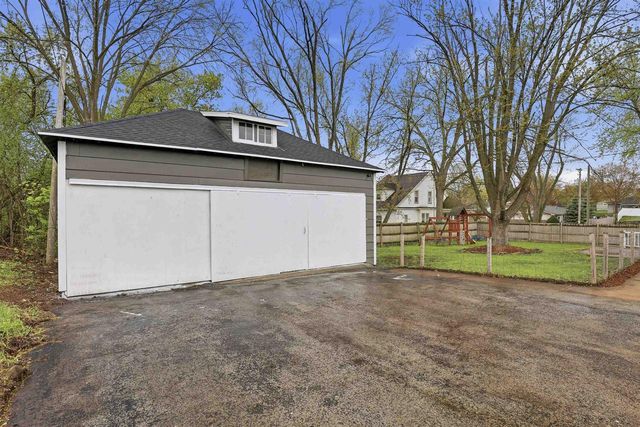 1602 S DIVISION STREET, New London, WI 54961