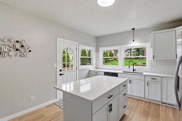 1602 S DIVISION STREET, New London, WI 54961
