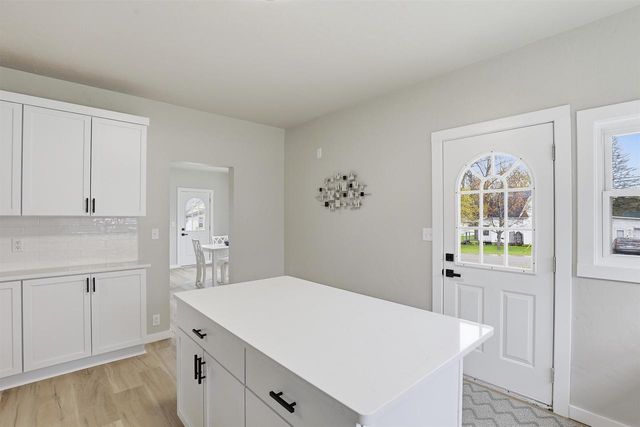 1602 S DIVISION STREET, New London, WI 54961