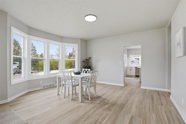 1602 S DIVISION STREET, New London, WI 54961
