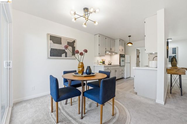 245 Montecito Ave 203, Oakland, CA 94610