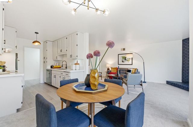 245 Montecito Ave 203, Oakland, CA 94610