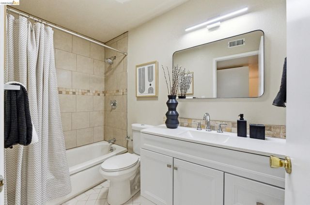 245 Montecito Ave 203, Oakland, CA 94610