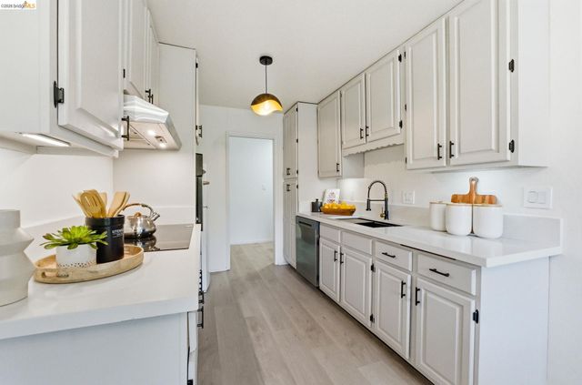 245 Montecito Ave 203, Oakland, CA 94610