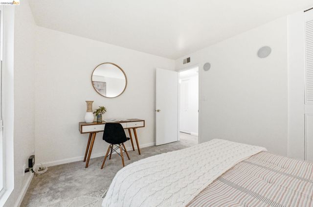 245 Montecito Ave 203, Oakland, CA 94610