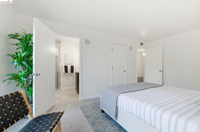 245 Montecito Ave 203, Oakland, CA 94610