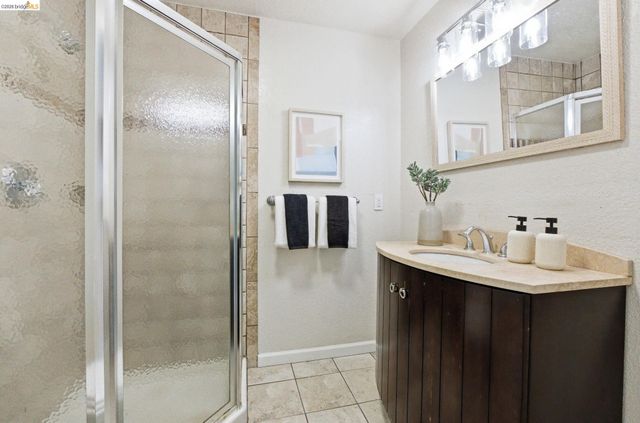 245 Montecito Ave 203, Oakland, CA 94610