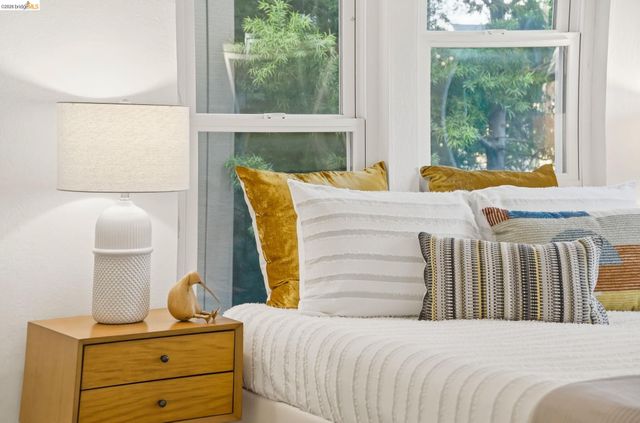 245 Montecito Ave 203, Oakland, CA 94610