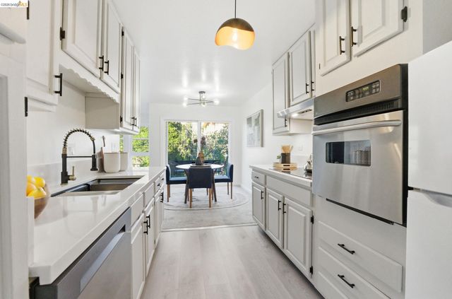 245 Montecito Ave 203, Oakland, CA 94610