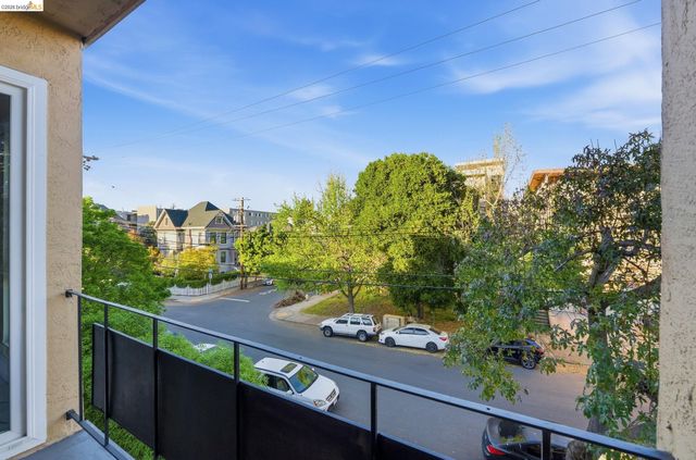 245 Montecito Ave 203, Oakland, CA 94610