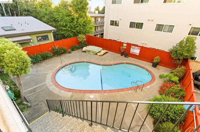 245 Montecito Ave 203, Oakland, CA 94610