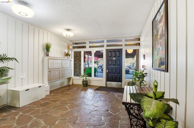 245 Montecito Ave 203, Oakland, CA 94610