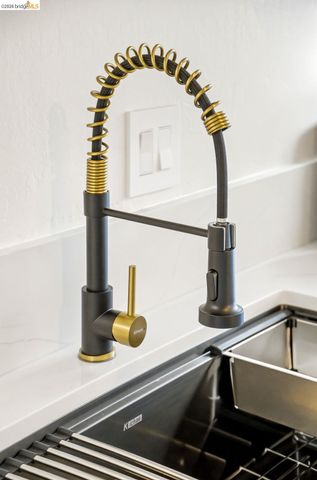 245 Montecito Ave 203, Oakland, CA 94610