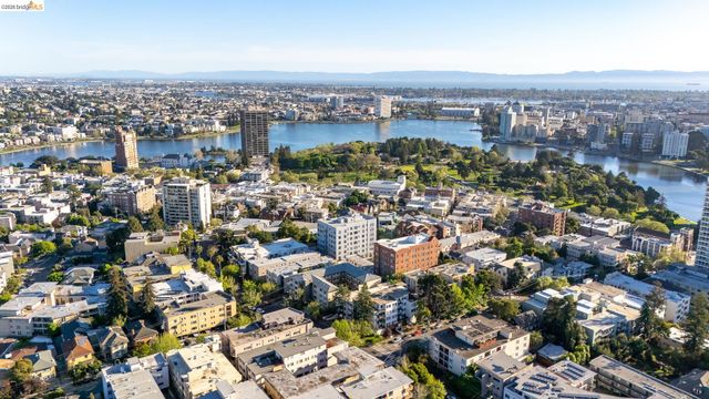 245 Montecito Ave 203, Oakland, CA 94610