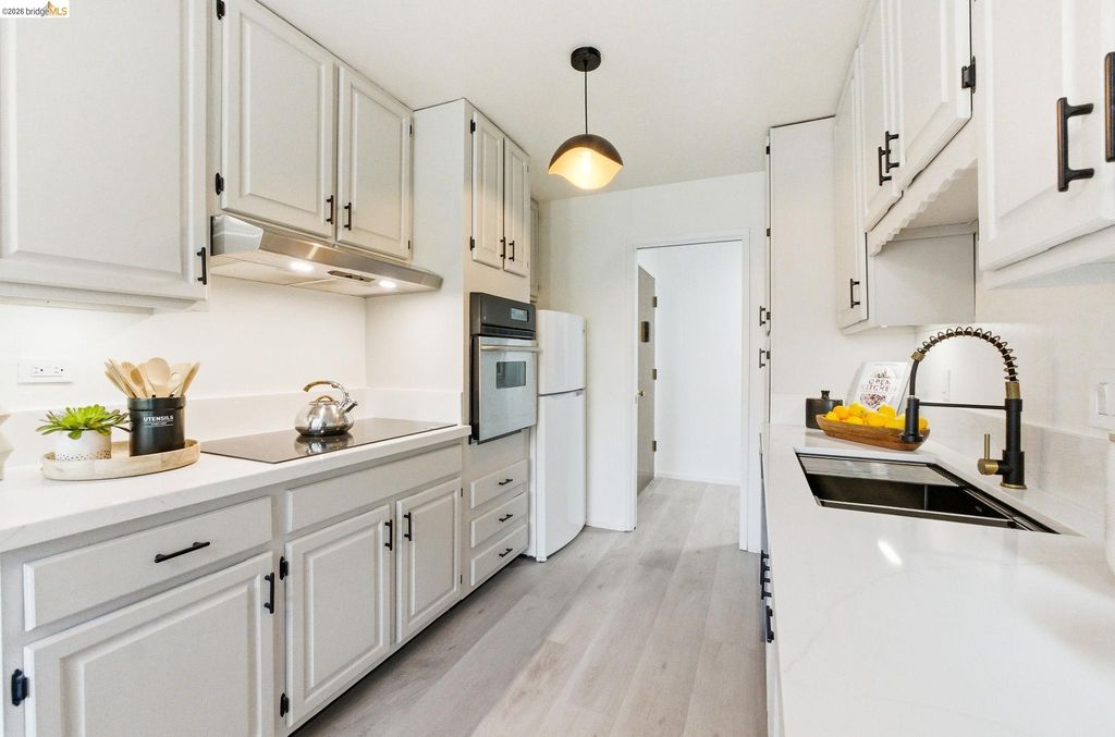 245 Montecito Ave 203, Oakland, CA 94610