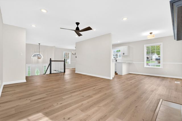 1300 Bluebonnet Dr, Clarksville, TN 37042