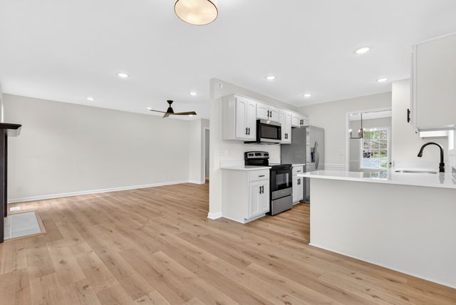 1300 Bluebonnet Dr, Clarksville, TN 37042