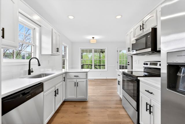 1300 Bluebonnet Dr, Clarksville, TN 37042