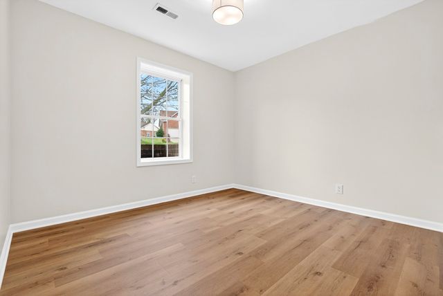 1300 Bluebonnet Dr, Clarksville, TN 37042