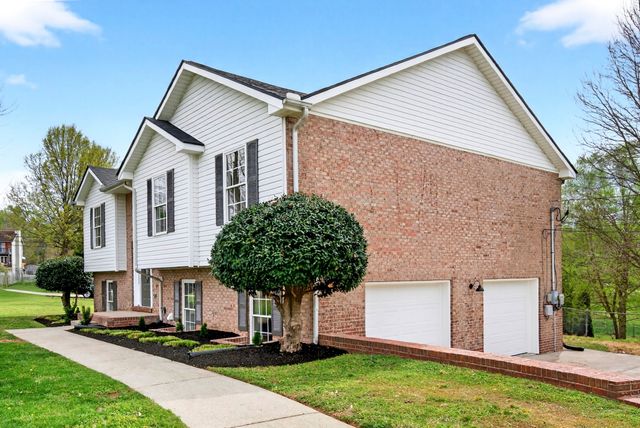 1300 Bluebonnet Dr, Clarksville, TN 37042