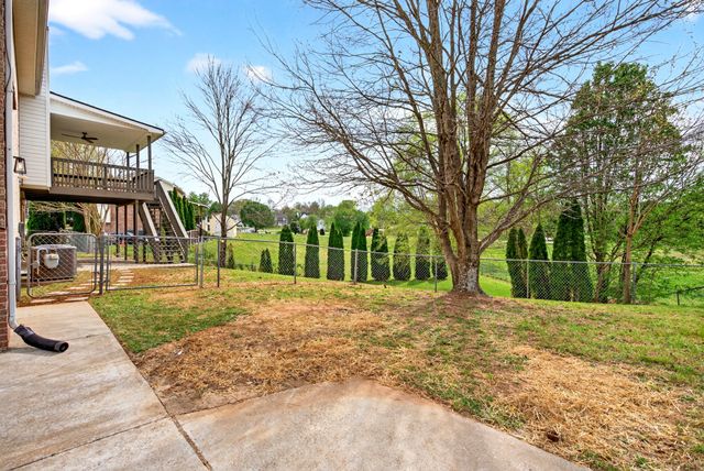 1300 Bluebonnet Dr, Clarksville, TN 37042