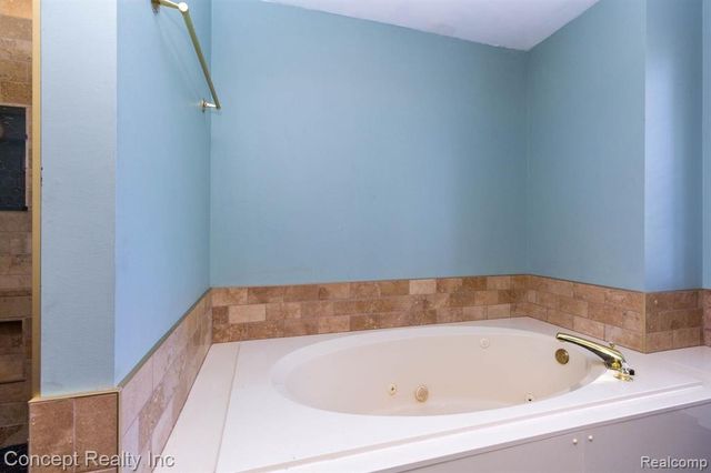 3215 Edgevale Drive, Lambertville, MI 48144
