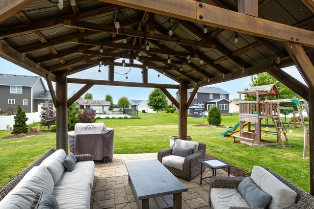 5882 Vanderginst Court, Bettendorf, IA 52722