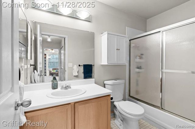 182 Barrington Circle, Lake Orion, MI 48360