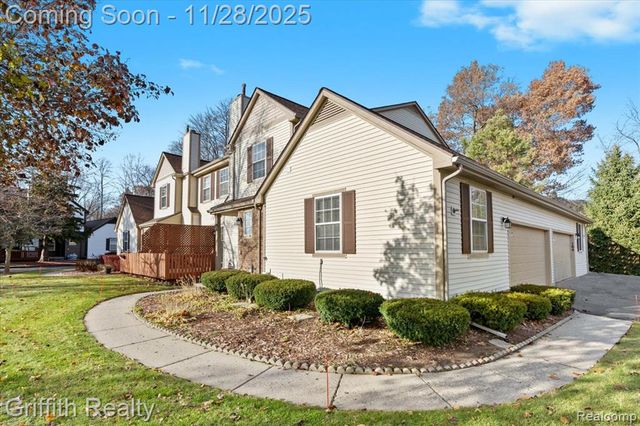 182 Barrington Circle, Lake Orion, MI 48360