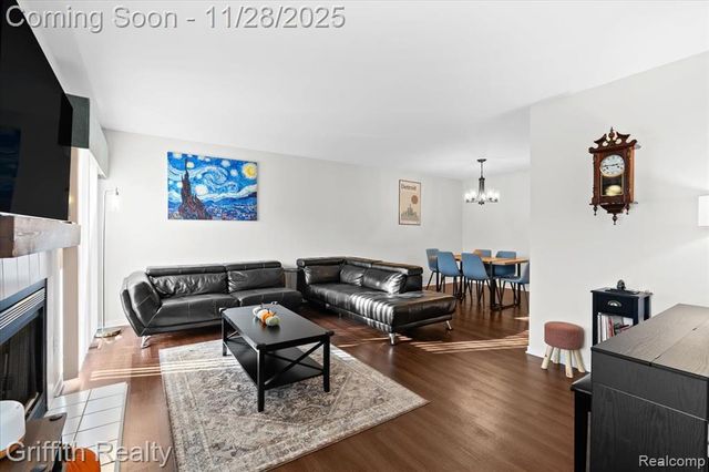 182 Barrington Circle, Lake Orion, MI 48360