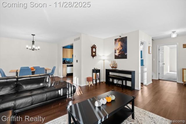 182 Barrington Circle, Lake Orion, MI 48360