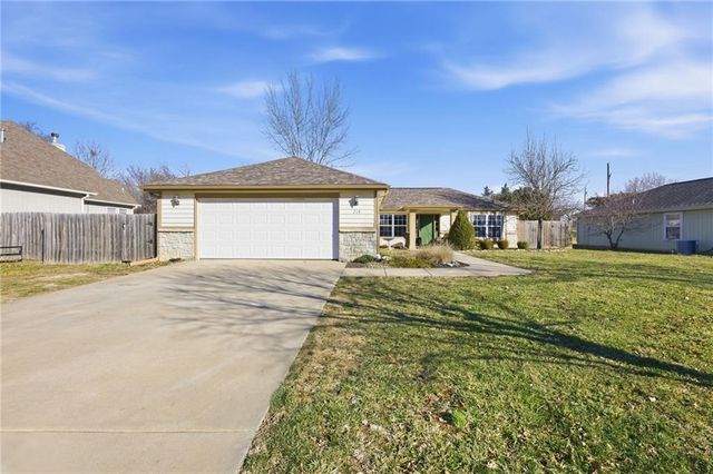 218 Hillside Drive, Baldwin City, KS 66006