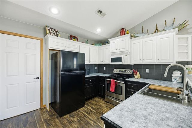 218 Hillside Drive, Baldwin City, KS 66006