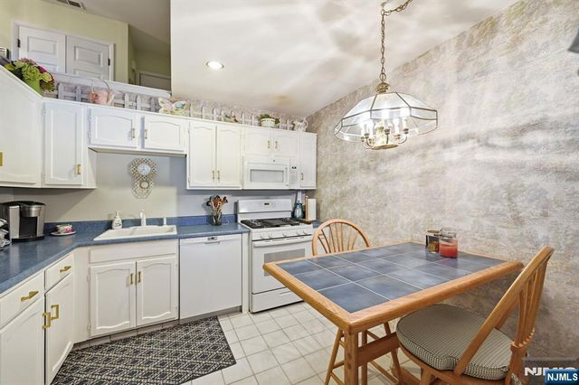 41 Lexington Lane F, West Milford, NJ 07480