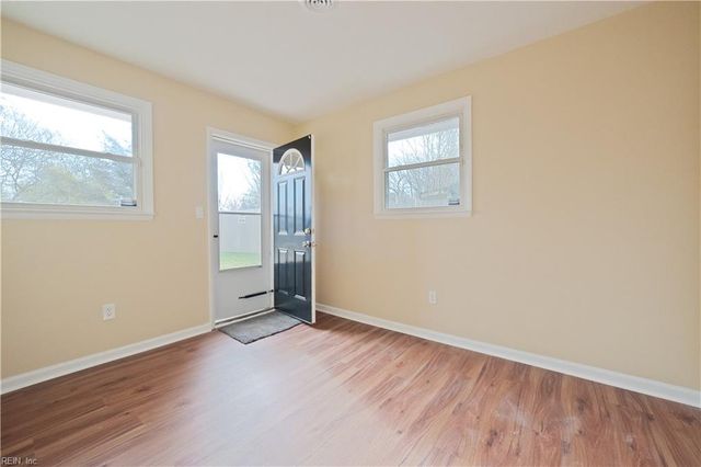 16 McKinley DR, Newport News, VA 23608